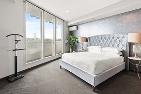 Elegant 1-bed by Riverside Park & Amenities