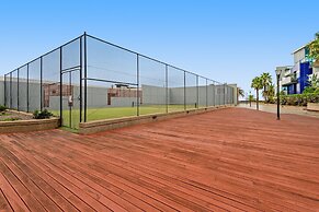2-bed, 500m From The Beach With Pool, Gym & Sauna