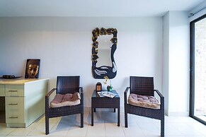 Beachfront Studio Condo-Seaview BW1