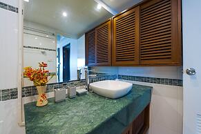 Beachfront 2 bed Condo with Seaview BW2