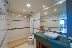 Beachfront 2 bed Condo with Seaview BW2