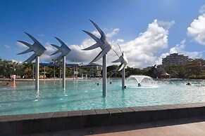 Cairns North 4-bed With Outdoor Dining & Pool