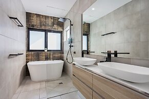 Cairns North 4-bed With Outdoor Dining & Pool