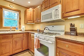 Forest-view Hideaway 3 Mi to Sugarloaf Mountain!