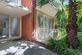 Charming Inner-city Stay- Space, Style & Location