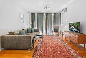 Charming Inner-city Stay- Space, Style & Location