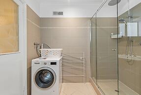 Charming Inner-city Stay- Space, Style & Location
