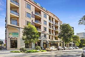 Stylish 2-bed Camperdown Apartment With Balcony