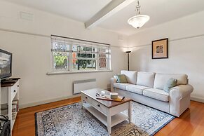 Charming 2-bed Apartment With Fireplace & Parking