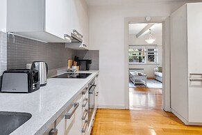 Charming 2-bed Apartment With Fireplace & Parking
