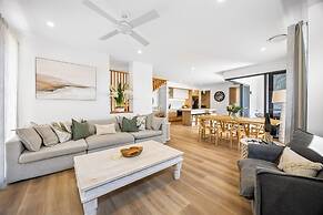 Bokarina 3-bed Stunning Home, Steps From Beach