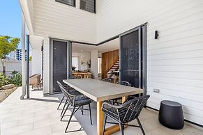 Bokarina 3-bed Stunning Home, Steps From Beach