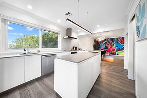 4-bed Family Home With Spacious Backyard and BBQ