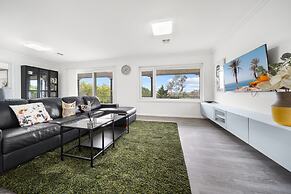4-bed Family Home With Spacious Backyard and BBQ