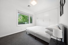4-bed Family Home With Spacious Backyard and BBQ
