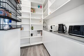 4-bed Family Home With Spacious Backyard and BBQ