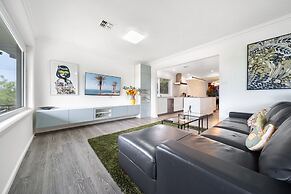 4-bed Family Home With Spacious Backyard and BBQ