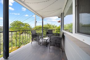 4-bed Family Home With Spacious Backyard and BBQ