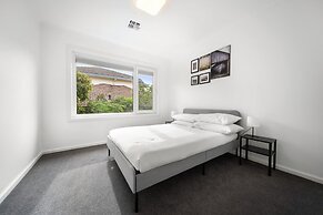 4-bed Family Home With Spacious Backyard and BBQ
