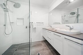 4-bed Family Home With Spacious Backyard and BBQ