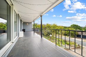 4-bed Family Home With Spacious Backyard and BBQ