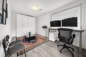 4-bed Family Home With Spacious Backyard and BBQ