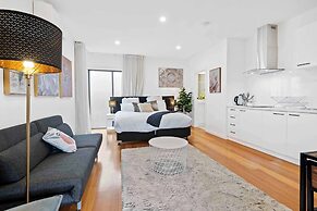 Stunning Studio Apartment Near Public Transport