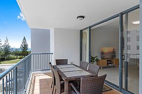 Beachside 2-bed With Pools, Gym, BBQ and Parking