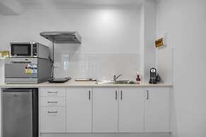 Bright 1-bed Unit With Balcony in Central Adelaide
