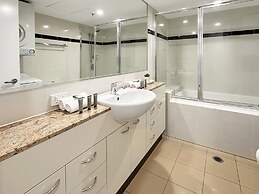 Brisbane CBD Stay With Pool & Gym Access