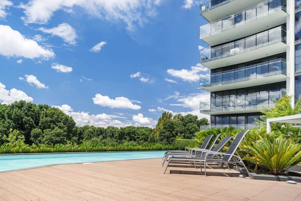 Center 1-bed With Gym, BBQ and Stunning Views