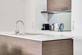 Comfy 2-bed Near the Lake With Secure Parking