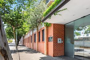 Green Views & Great Location: Inner-city 1-bed