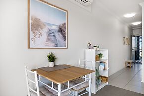 Birtinya 1-bed With Canal Views and Pool