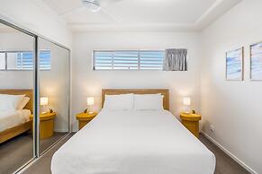 Birtinya 1-bed With Canal Views and Pool