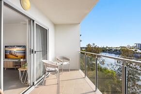 Birtinya 1-bed With Canal Views and Pool