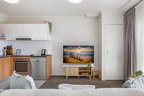 Birtinya 1-bed With Canal Views and Pool