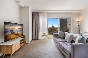 Birtinya 1-bed With Canal Views and Pool