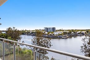 Birtinya 1-bed With Canal Views and Pool