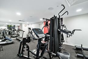 Elegant 2-bed With Stunning Views, Pool, Bbq, Gym