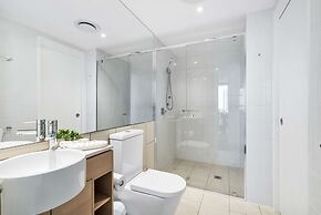 Elegant 2-bed With Stunning Views, Pool, Bbq, Gym