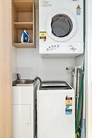 Elegant 2-bed With Stunning Views, Pool, Bbq, Gym