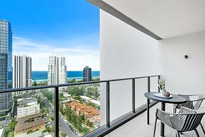 Elegant 2-bed With Stunning Views, Pool, Bbq, Gym