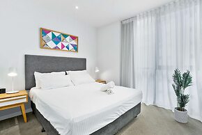 Elegant 2-bed With Stunning Views, Pool, Bbq, Gym