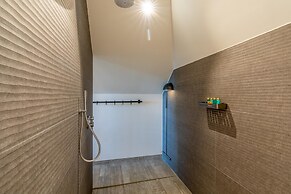 Attractive and Modern 6-person Holiday Villa