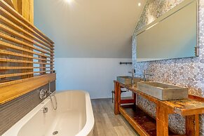 Attractive and Modern 6-person Holiday Villa