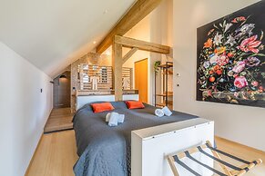 Attractive and Modern 6-person Holiday Villa