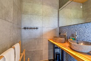 Attractive and Modern 6-person Holiday Villa