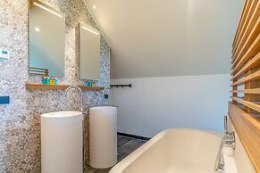 Attractive and Modern 6-person Holiday Villa