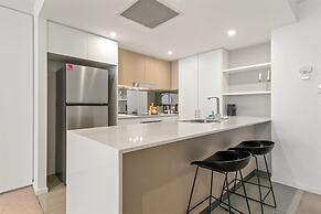 West End Flat With Pool and BBQ Access